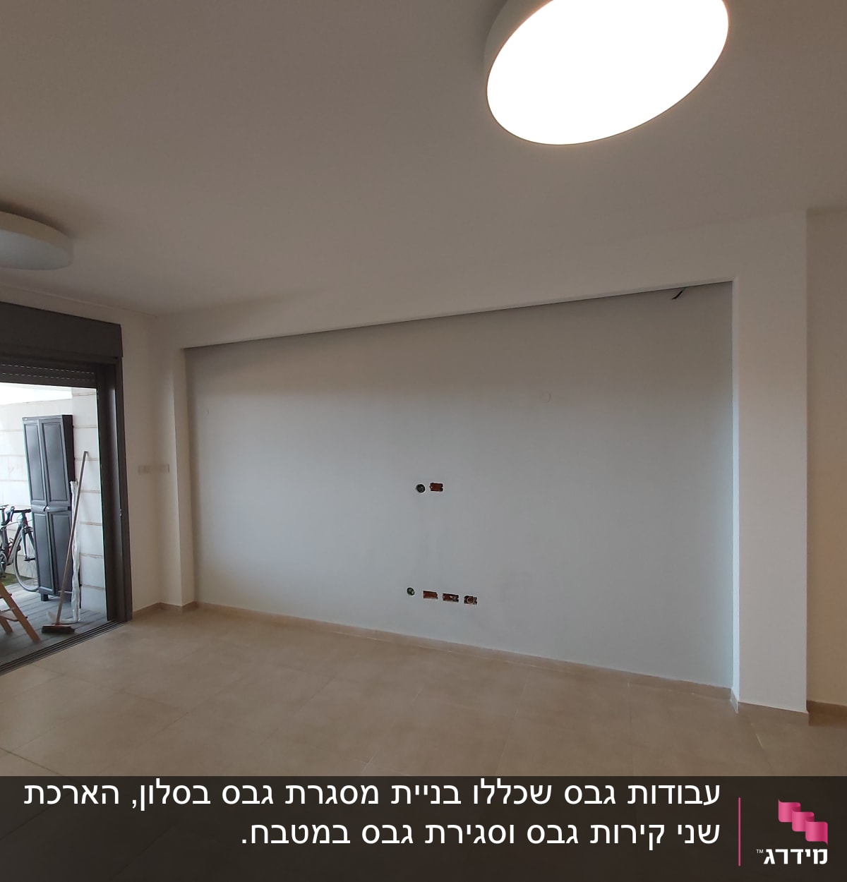 קיר גבס עם חיבורים חשמליים חשופים